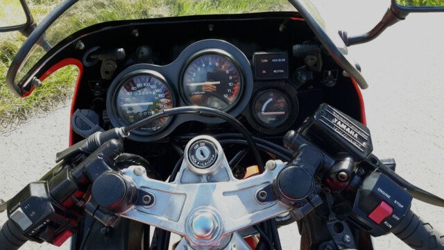 Yamaha RZ500 cockpit amd speedo